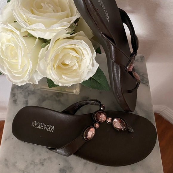 Sandle with stone on t stripe - Picture 2 of 6